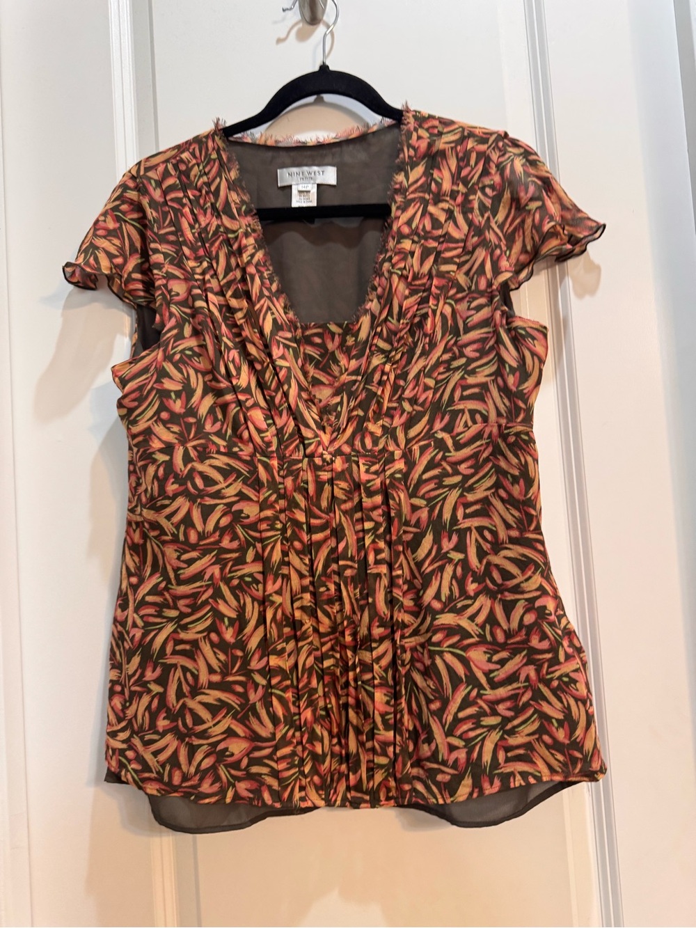 Nine West Brown floral Short Sleeve Sz 14P raw edging armpit to armpit 20” silk